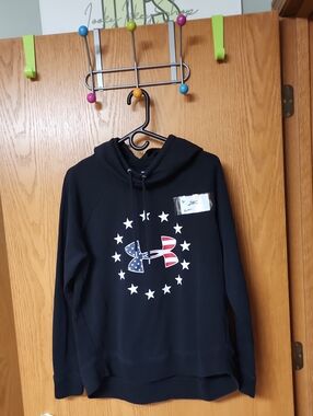 Under Armour Navy Crewneck Hoodie with American Flag Logo womens L number 2002